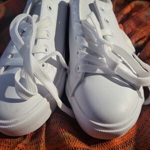BRAND NEW WHITE TENNIS. GREAT FOR SPRING. SZ 10